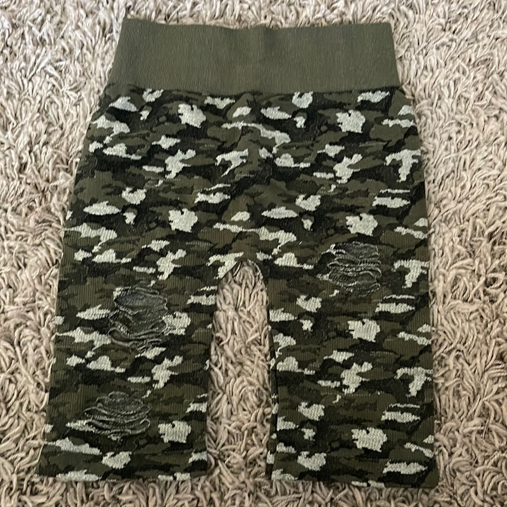 NIKIBIKI DISTRESSED CAMO BIKE SHORTS